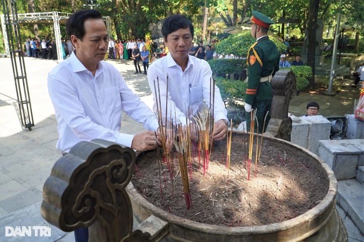 Minister Dao Ngoc Dung visits Quang Tri war cemeteries - 5