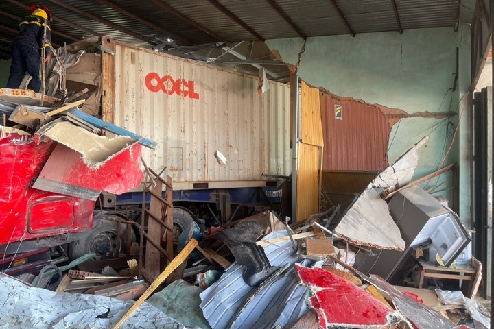 Three die as container truck crashes into three houses in Dak Nong - 1