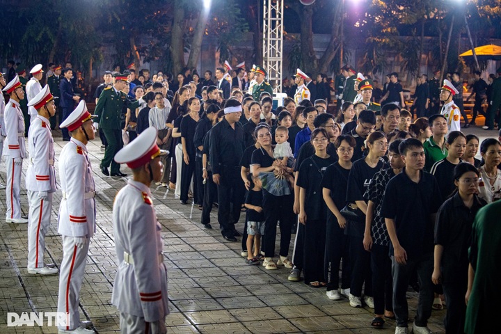 Thousands pay respects to late Party General Secretary - 6 Thousands pay respects to late Party General Secretary - 6