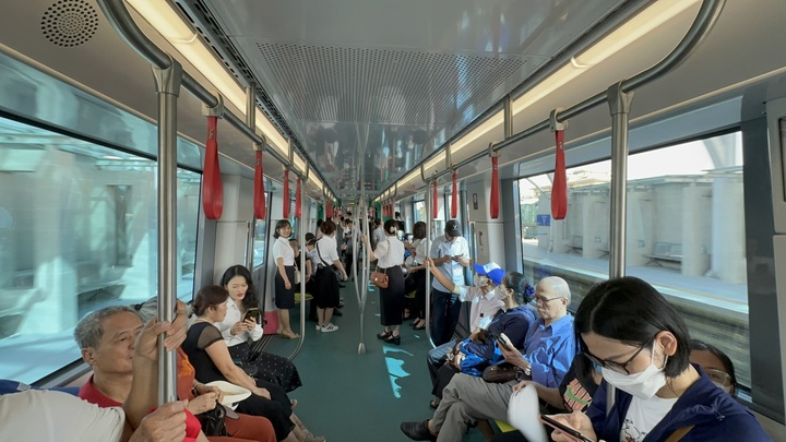 Newly-opened Hanoi metro attracts passengers - 1 Newly-opened Hanoi metro attracts passengers - 1