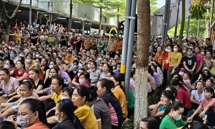 Over 1,000 workers go on strike for better payment in Thanh Hoa - 1
