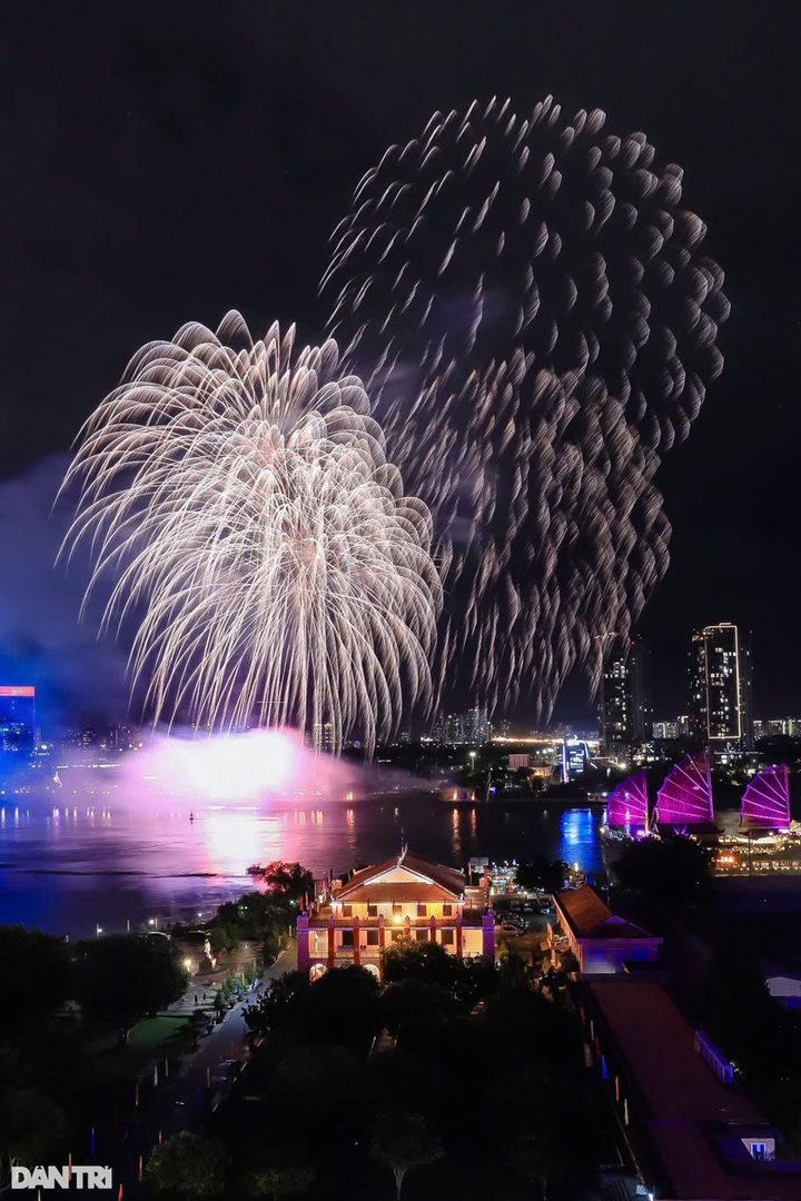 National Day fireworks displays brighten HCM City - 2 National Day fireworks displays brighten HCM City - 2