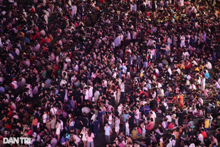 National Day fireworks displays brighten HCM City - 4 National Day fireworks displays brighten HCM City - 4