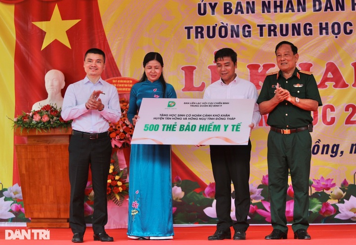 500 disadvantaged students given health insurance in Dong Thap - 1 500 disadvantaged students given health insurance in Dong Thap - 1