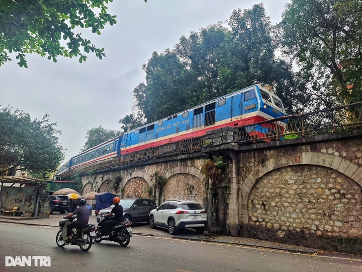 Train services cancelled to avoid Typhoon Yagi - 1