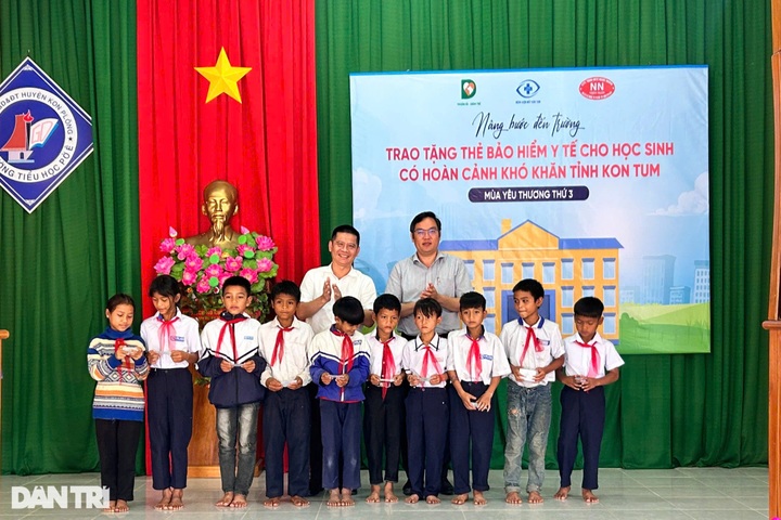 Central Highlands region students get health insurance support - 2