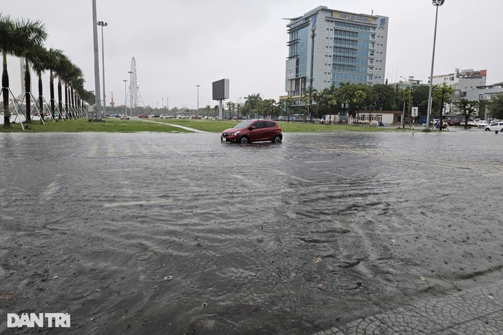 Many streets in Danang submerged - 6 Many streets in Danang submerged - 6
