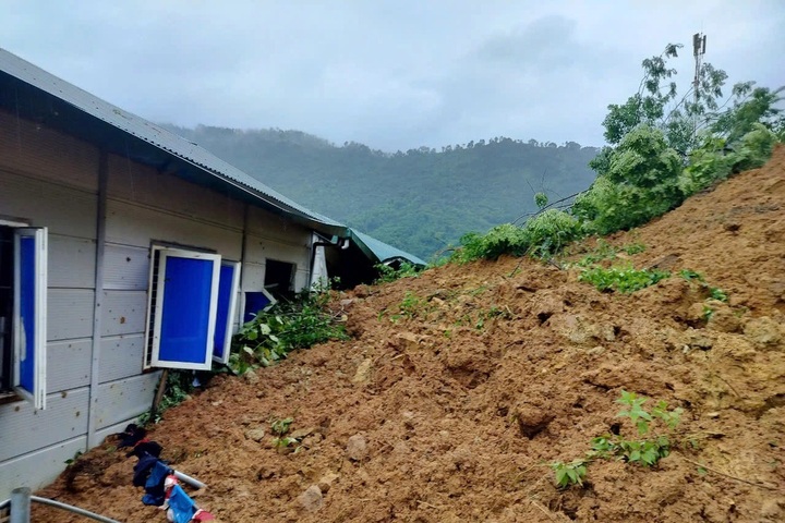 Thanh Hoa schools evacuate hundreds of students following landslides - 1