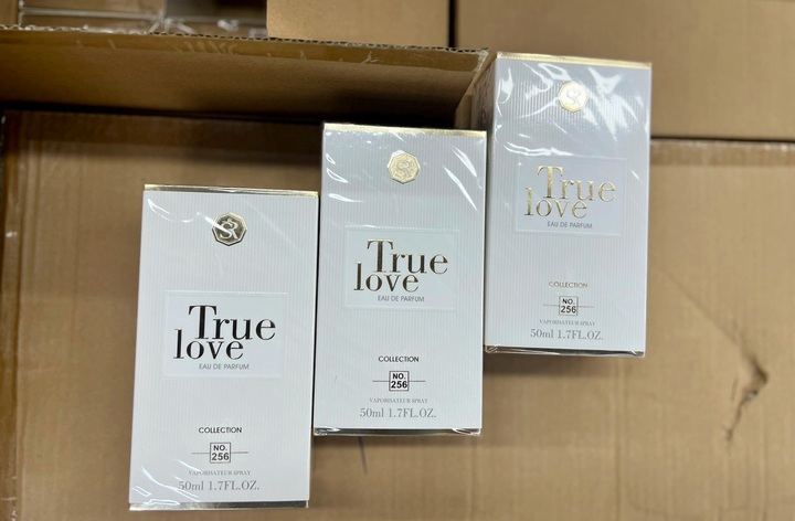 Over 10,000 perfume bottles of unclear origin seized in Hanoi - 2 Over 10,000 perfume bottles of unclear origin seized in Hanoi - 2