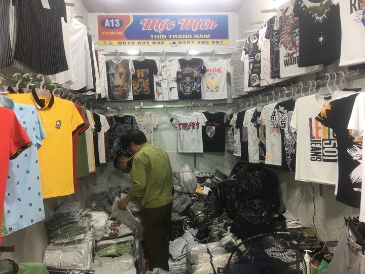 Thousands of counterfeit products seized at Ninh Hiep Market - 1