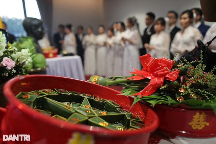 Mass wedding held for HCM City hospital’s couples - 2