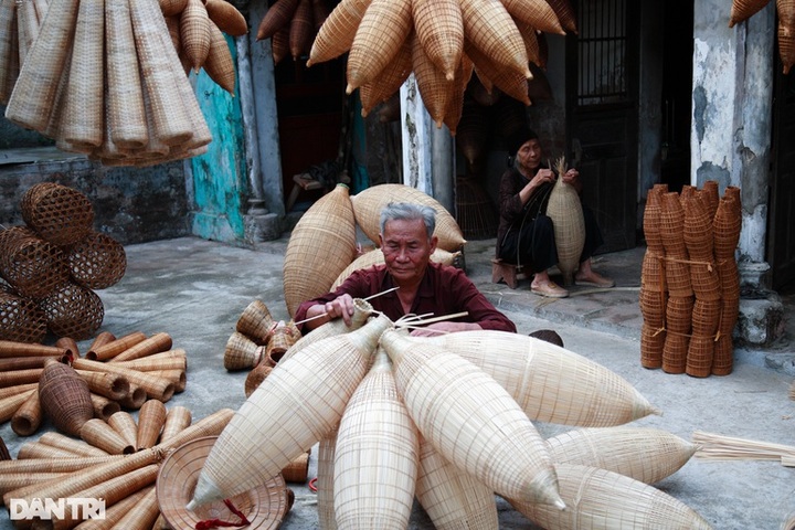 Hung Yen's 200-year-old fish trap weaving craft - 3 Hung Yen's 200-year-old fish trap weaving craft - 3