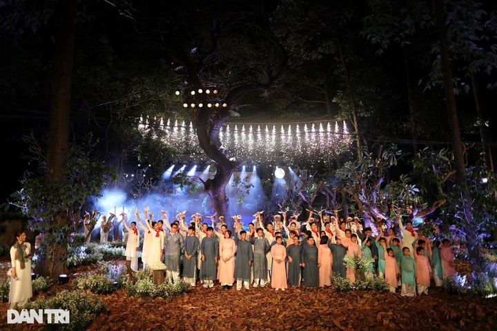 Mass wedding held for HCM City hospital’s couples - 7