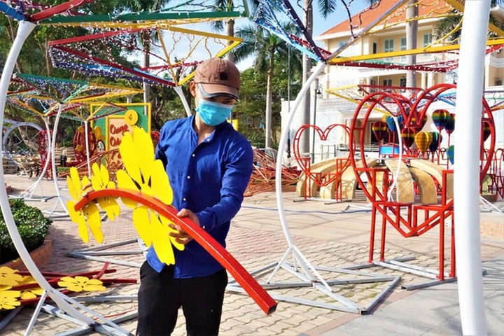 Danang streets decorated for Tet - 10