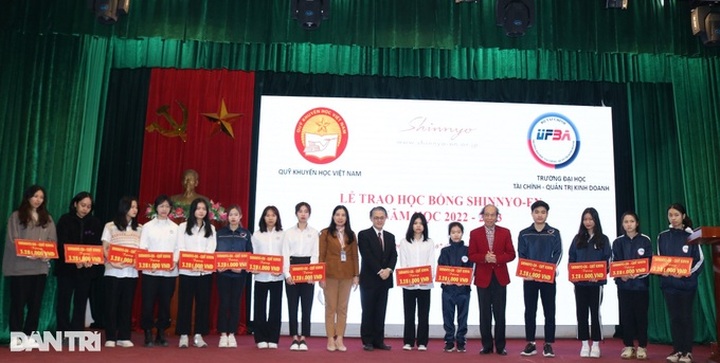 Japanese Foundation presents 83 scholarships to Vietnamese students - 1