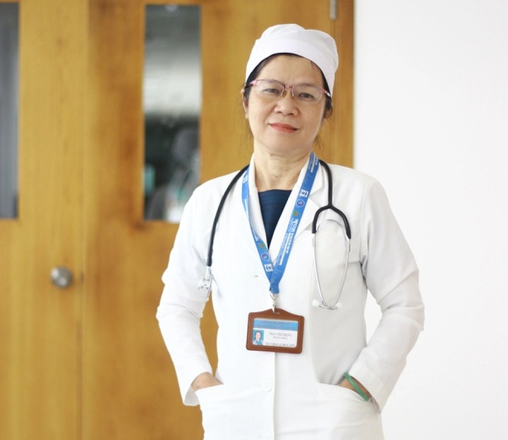 Retired doctor volunteers to continue working to save Covid-19 patients - 1