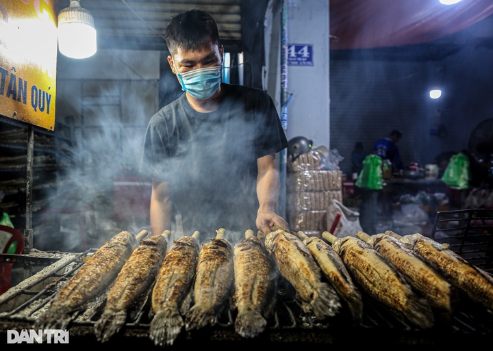 Grilled snakehead fish street busy for God of Wealth Day - 11 Grilled snakehead fish street busy for God of Wealth Day - 11
