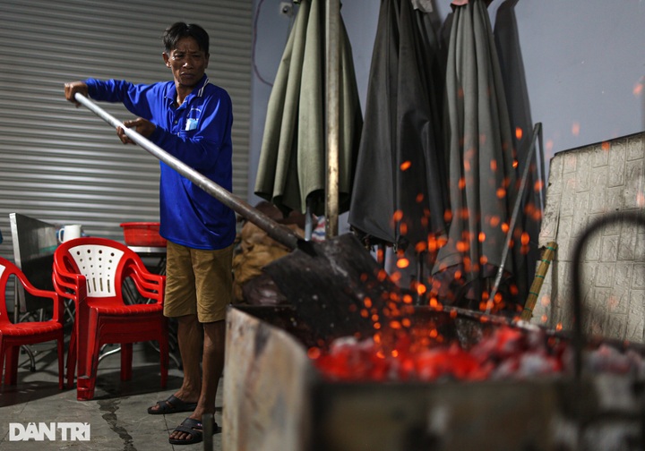 Grilled snakehead fish street busy for God of Wealth Day - 6 Grilled snakehead fish street busy for God of Wealth Day - 6