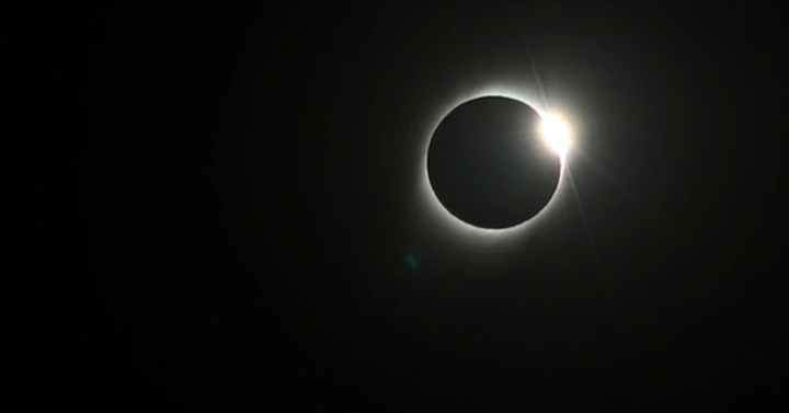 Ho Chi Minh City enjoys rare hybrid solar eclipse - 1