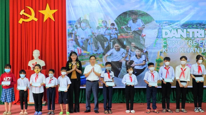 Dantri/Dtinews supports health insurance for Hau Giang students - 1