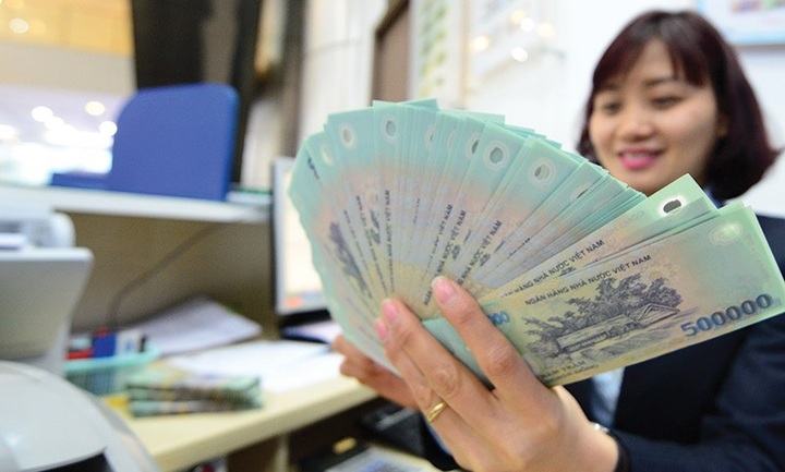 Banking sector sees highest salary in Vietnam - 1