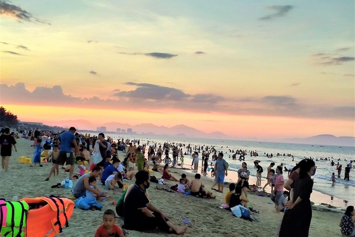 Crowds flock to Hoi An beach, ignoring Covid-19 prevention regulations - 2