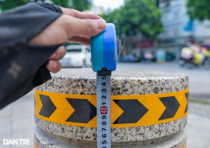 Hanoi installs bollards to prevent illegal parking - 4