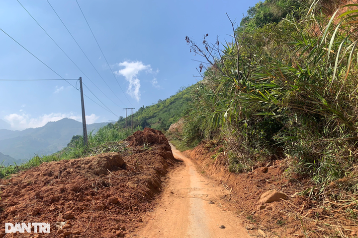 Mountainous road in Nghe An severely damaged after flash floods - 5