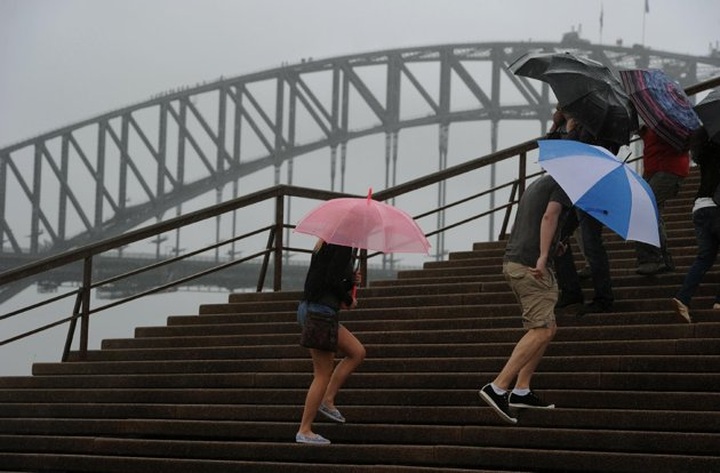 Thousands told to evacuate as floods hit Australia - 1