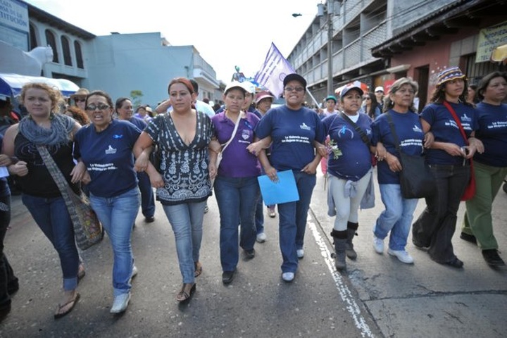 Thousands of CentrAm women in anti-violence march - 1