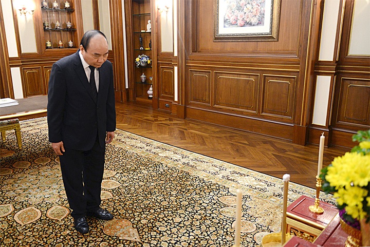 PM pays respect to late Thai King in Bangkok - 1