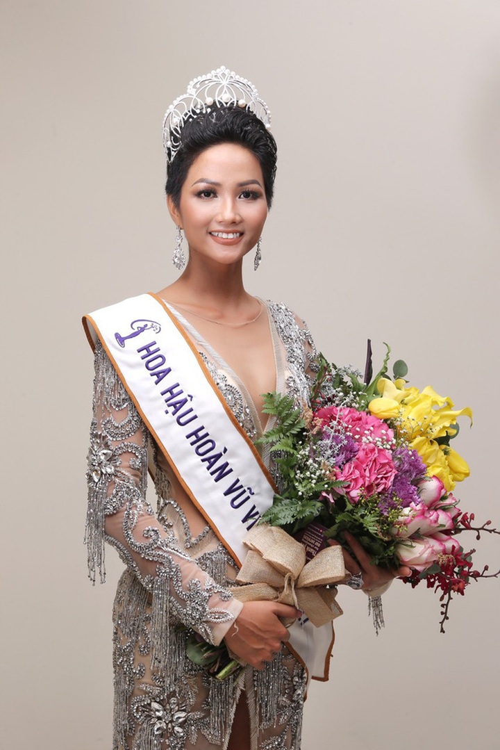 New Miss Universe Vietnam begins charity activities - 1 New Miss Universe Vietnam begins charity activities - 1