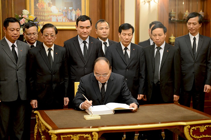 PM pays respect to late Thai King in Bangkok - 2