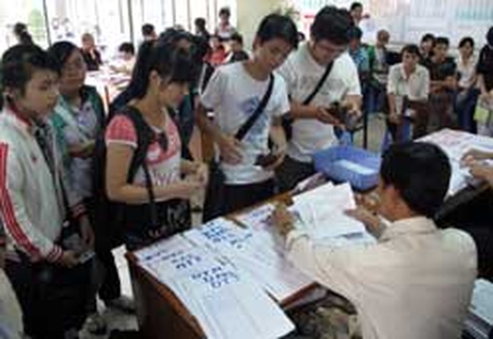 Students flock to study economics - 1 Students flock to study economics - 1