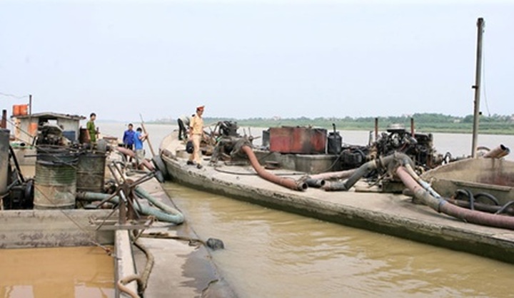 Illegal miners kept on the run in Hung Yen - 1