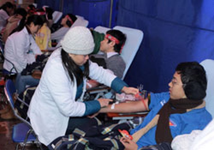 Blood donation day eases shortages over Tet holidays - 1