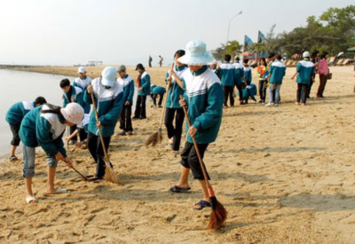 Waste discharges pollute nation's seas - 1