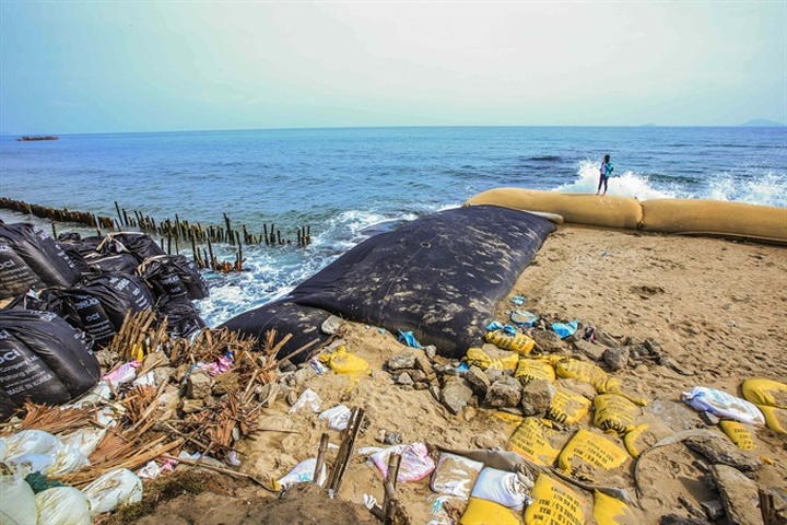 Hoi An mulls sand mining ban to save beach - 1