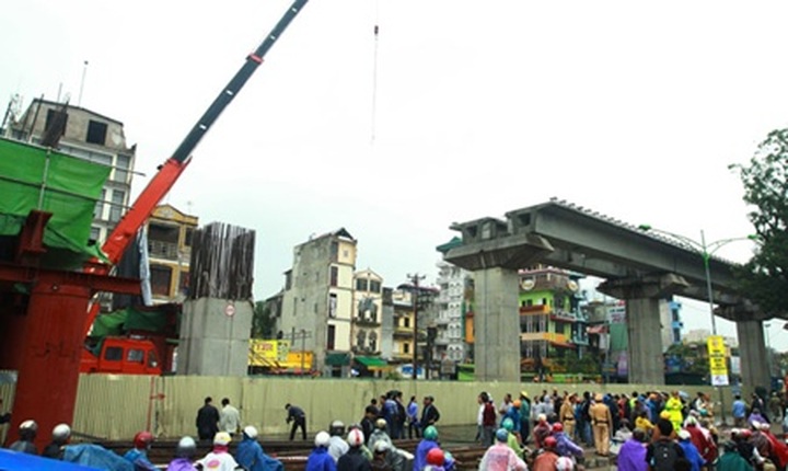 Crane accident kills one, injures two at railway construction site - 1