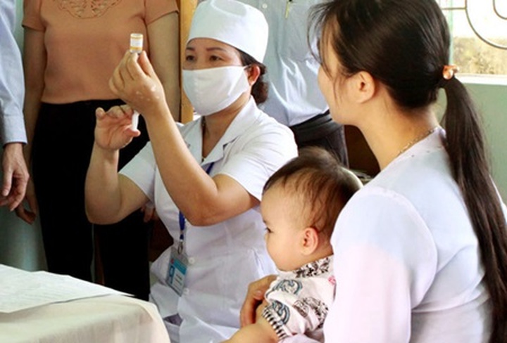 Vaccine prices increase in Viet Nam amid shortages - 1