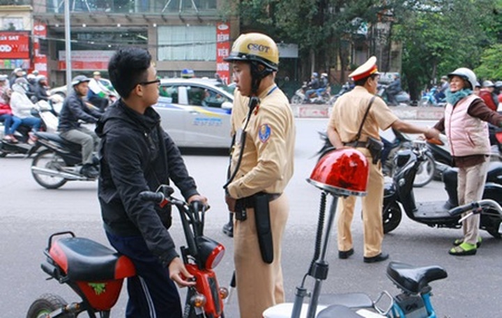 Police issue fines to drivers for children without helmets - 1