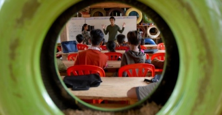 Cambodia's 'Rubbish Man' schools children -- for trash - 1