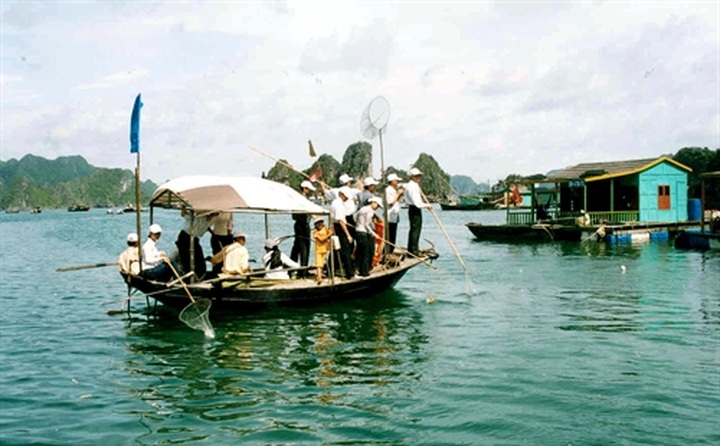 Visitors urged to help fight pollution in Hạ Long Bay - 1