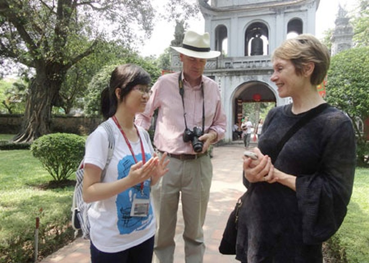 Student volunteers give free tours in capital - 1