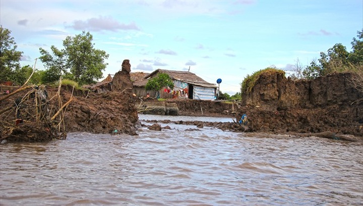 Unusually strong tides erode coastal land - 1