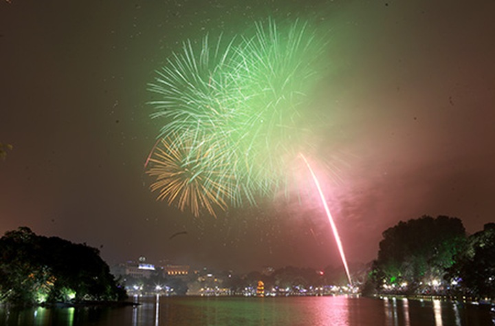 Firework displays welcome the Year of the Goat - 5