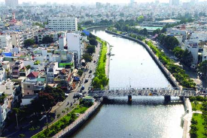 HCM City turns squalid canals into green spots - 3