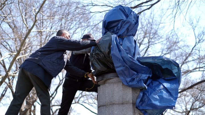 Edward Snowden statue sneaked into New York park, removed by police - 1