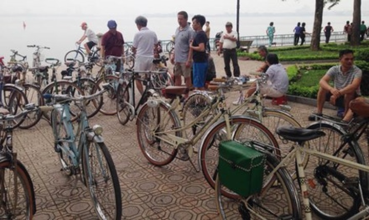 Hanoi's old bike lovers - 1