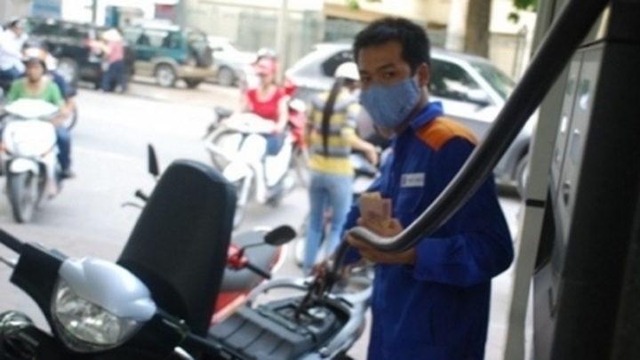 Petrol prices up slightly by VND189 per litre - 1